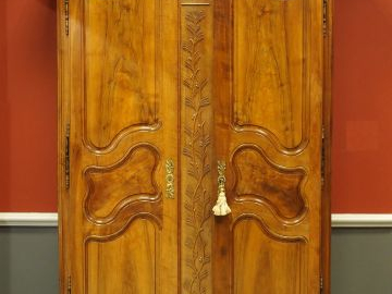 Armoire fin XVIII ème - début XIX ème en noyer mouluré et sculpté, à d