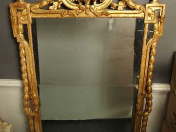 Glace de cheminée XVIII ème en bois mouluré, sculpté et doré, à décor 