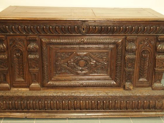 Coffre Renaissance en chêne mouluré et sculpté, à décor de consoles, d