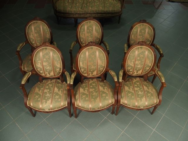 Mobilier de salon de style Louis XVI en bois naturel mouluré et sculpt