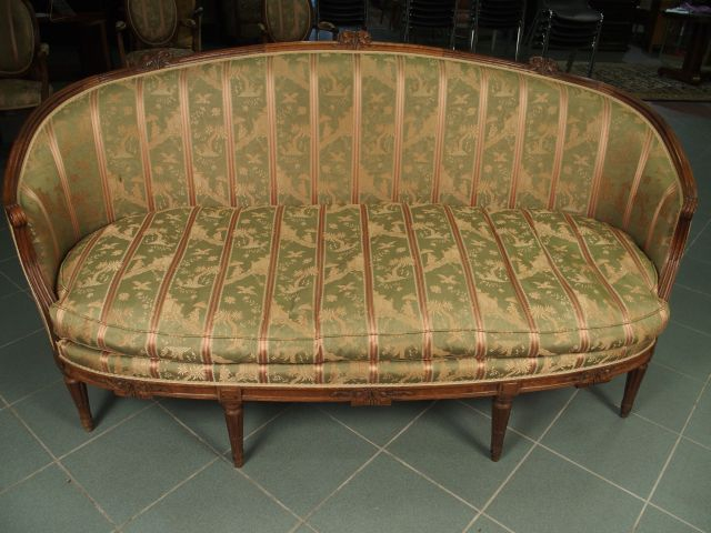 Mobilier de salon de style Louis XVI en bois naturel mouluré et sculpt