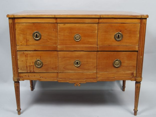 Commode de style Louis XVI en acajou (ensolé), ouvrant à trois tiroirs