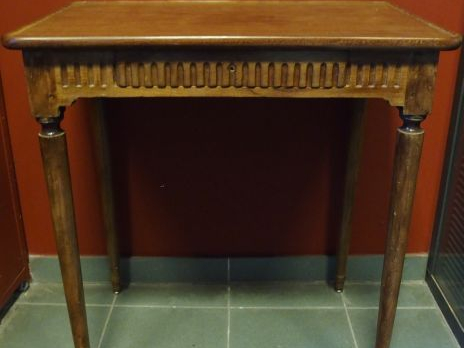 Table cabaret Louis XVI en acajou (ensolé), quatre pieds fuselés, cein