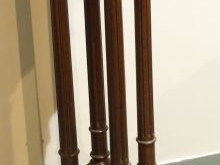 Sellette de style Henri II en acajou (ensolé), quatre colonnes cannelé