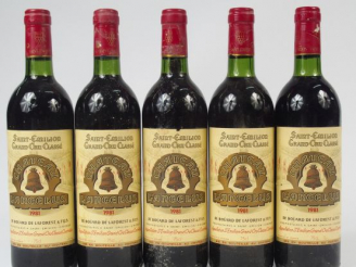 Vente aux enchères 5 BOUTEILLES CHATEAU L'ANGELUS GC ST EMILION - 1981 - 3 BG+ / 2 BG