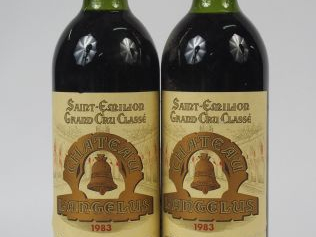 Vente aux enchères 2 BOUTEILLES CHATEAU L'ANGELUS GC ST EMILION - 1983 - 1 LB / 1 LB/HEP