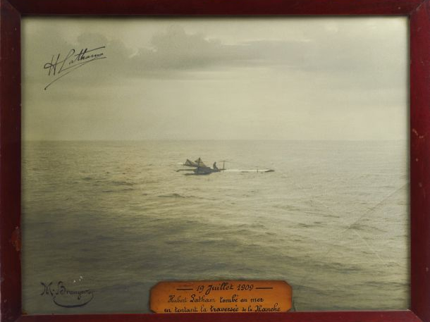 Phographie d'Hubert Latham tombé en mer en tentant la traversée de la 