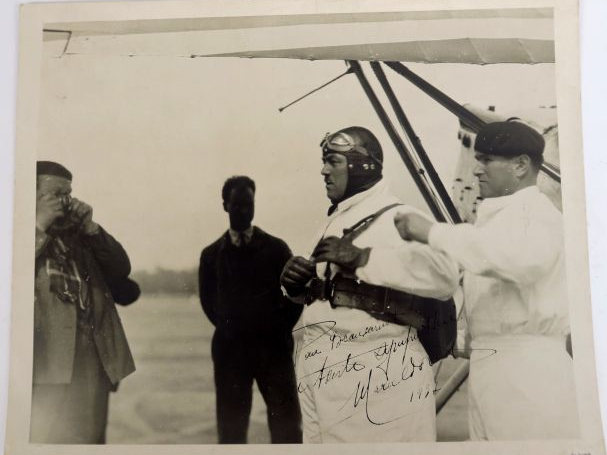 5 différentes photographies dont deux de Marcel Doret (une dédicacée e