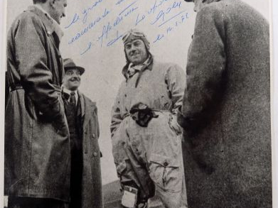 5 différentes photographies dont deux de Marcel Doret (une dédicacée e