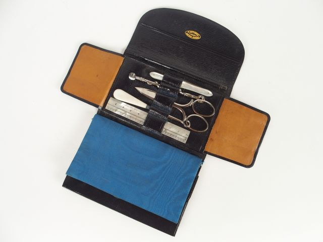 Dans son étui en cuir signé Mitchell à Oxford Street, nécessaire à ouv