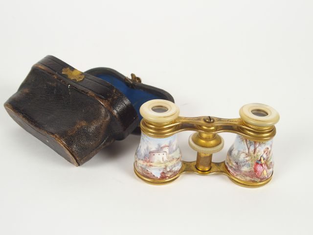 Paire de jumelle 1900 en émail et nacre à décor de paysages et de pers
