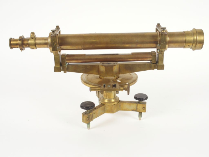Théodolite en bronze. Dim. 21 x 41 cm