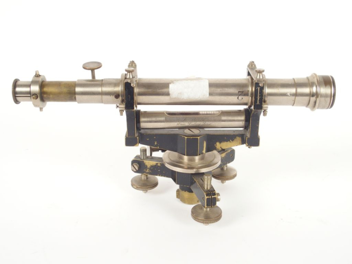Théodolite en bronze.  Dim. 12,5 x 23,5 cm
