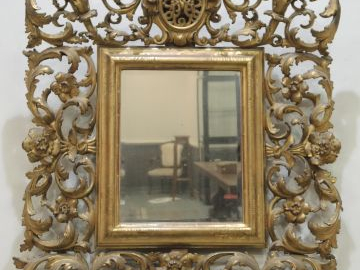 Glace de style italien en bois et stuc doré ajouré, à décor de fleurs 