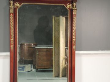 Grande glace de style Empire en acajou, riche ornementation de bronze 