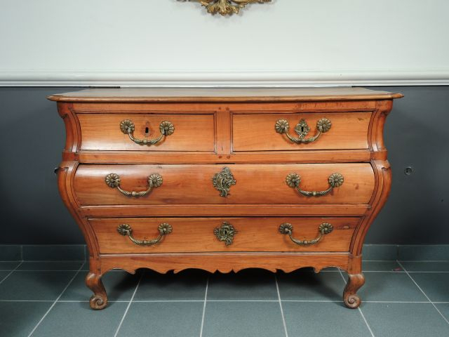 Commode bordelaise Louis XV en merisier mouluré, ouvrant à quatre tiro