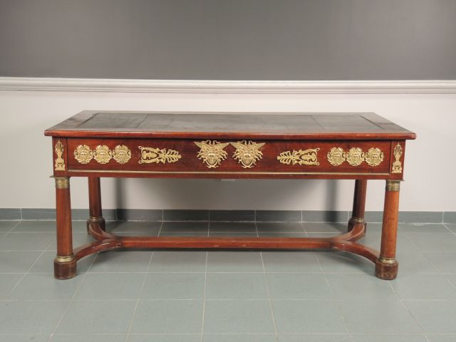 Bureau plat de style Empire, en acajou et placage d’acajou, riche orne