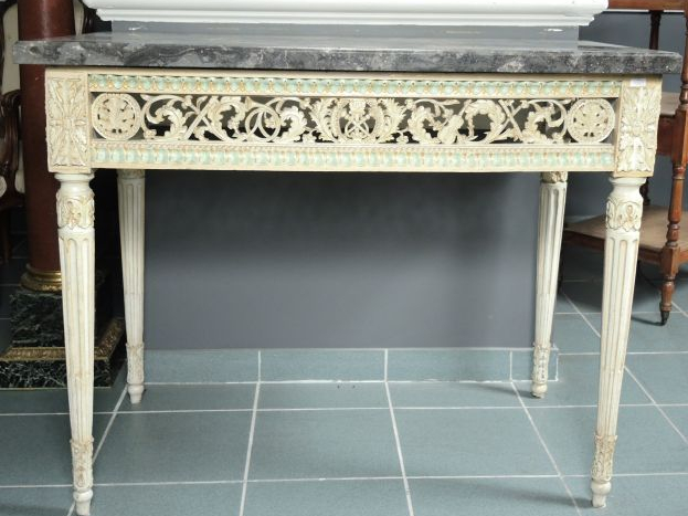 Console de style Louis XVI, ceinture ajourée à décor de feuillages et 