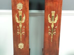 Deux gaines de style Empire en acajou et placage d’acajou, ornementati