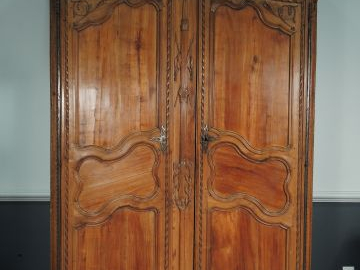 Armoire fin XVIIIe début XIXe en … sculpté ouvrant à deux portes à tro