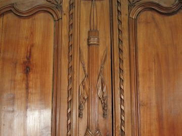 Armoire fin XVIIIe début XIXe en … sculpté ouvrant à deux portes à tro