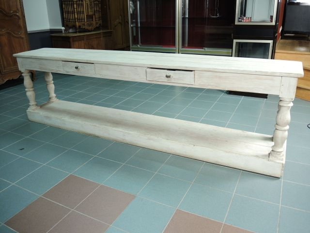 Grande console en bois peint, quatre pieds balustre, ouvrant à deux ti