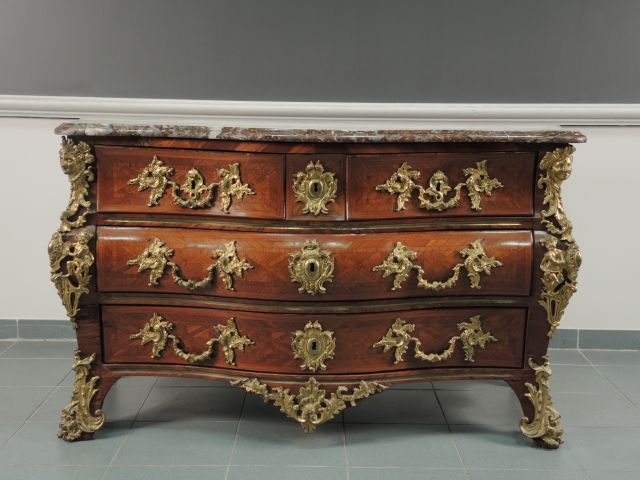 CRIAERD. Commode Régence en marqueterie, galbée sur trois faces, ouvra