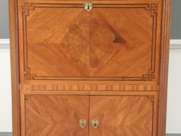 Secrétaire Louis XVI en marqueterie, ouvrant à deux portes, un tiroir 
