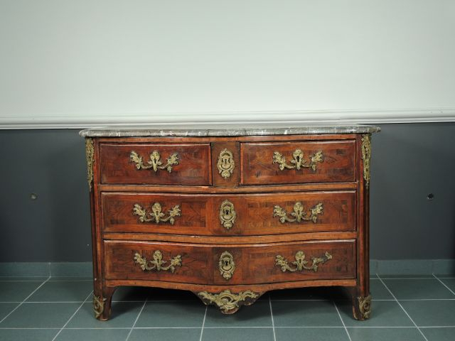 Commode XVIIIe en marqueterie, ouvrant à quatre tiroirs sur trois rang