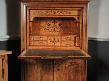 Secrétaire à abattant Charles X en noyer fileté, intérieur marqueté