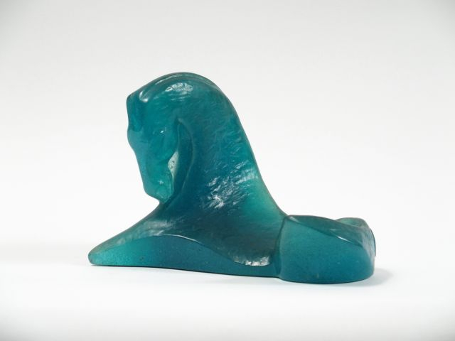 DAUM. Sculpture en pâte de verre bleue turquoise "Cheval couché". Sign