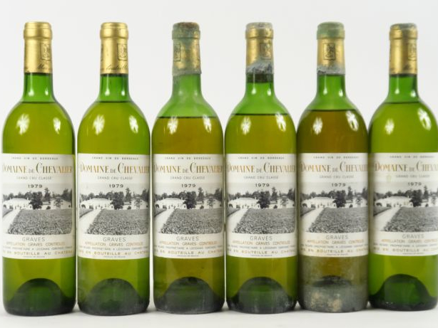 6 BOUTEILLES DOMAINE DE CHEVALIER BLANC GCC GRAVES - 1979 - 3 HEP/2 ME