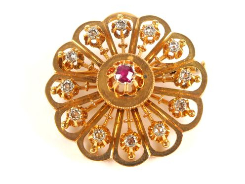 Broche Napoléon III en or, sertie d'un rubis en son centre et de roses
