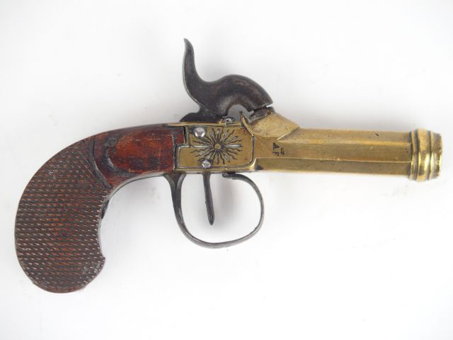 255- Pistolet à coffre à percussion bâti sur une carcasse primitivemen