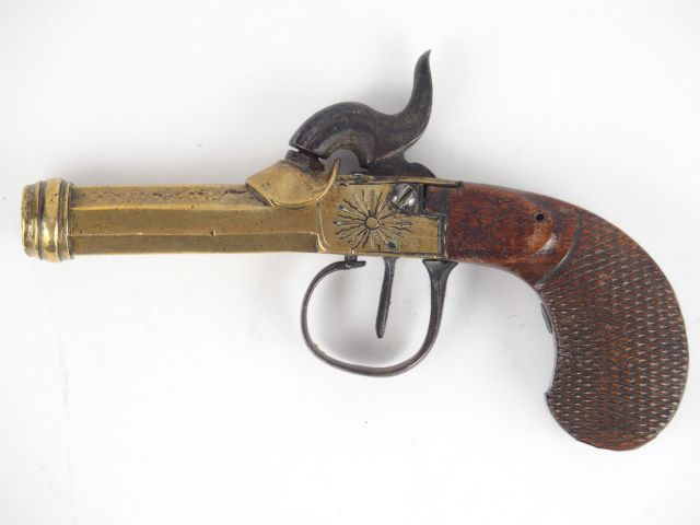 255- Pistolet à coffre à percussion bâti sur une carcasse primitivemen