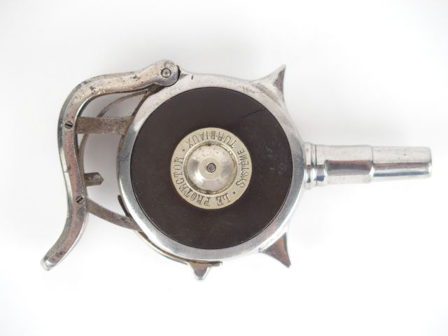 253- Joli pistolet « Le PROTECTOR »calibre 6mm numéro 1187 (et 1547). 