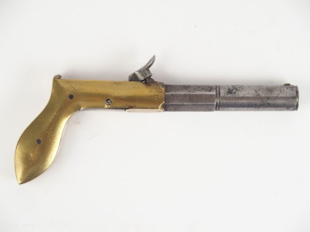 224-.Curieux pistolet de poche à coffre et à percussion, monture en br
