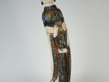 Sujet en ivoire polychrome représentant une Déesse du printemps tenant