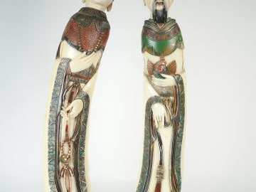 Couple de dignitaires en ivoire polychrome. Chine, vers 1930.  H. 68 e
