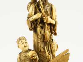 Okimono en ivoire représentant un pêcheur au cormoran, accompagné de s