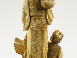 Okimono en ivoire représentant un pêcheur au cormoran, accompagné de s