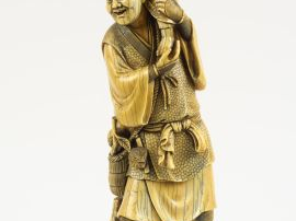 Okimono en ivoire représentant un maraîcher, son fils sur son épaule t