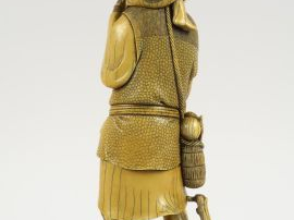 Okimono en ivoire représentant un maraîcher, son fils sur son épaule t