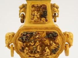 Vase couvert en ivoire, orné de têtes d’éléphant, la panse sculptée de