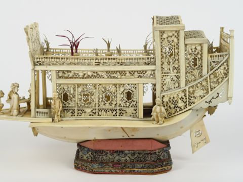 Groupe en ivoire représentant une jonque avec personnages et vases fle