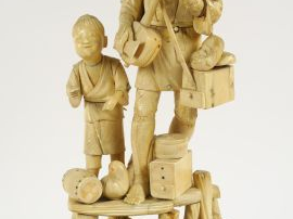 Okimono en ivoire, représentant un amuseur public jouant du samisen, a