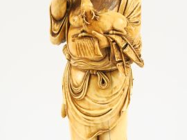 Statue en ivoire, représentant un sage présentant une branche de lingz