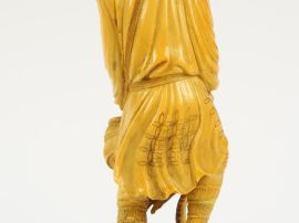 Okimono en ivoire, représentant un paysan tenant un coq de combat dans