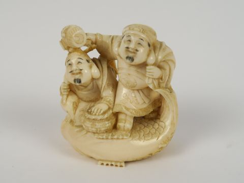 Okimono en ivoire représentant Daikoku et Ebisu. Japon, vers 1920. H. 