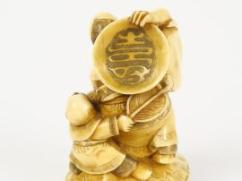 Okimono en ivoire, représentant un personnage sur une tortue, tenant u